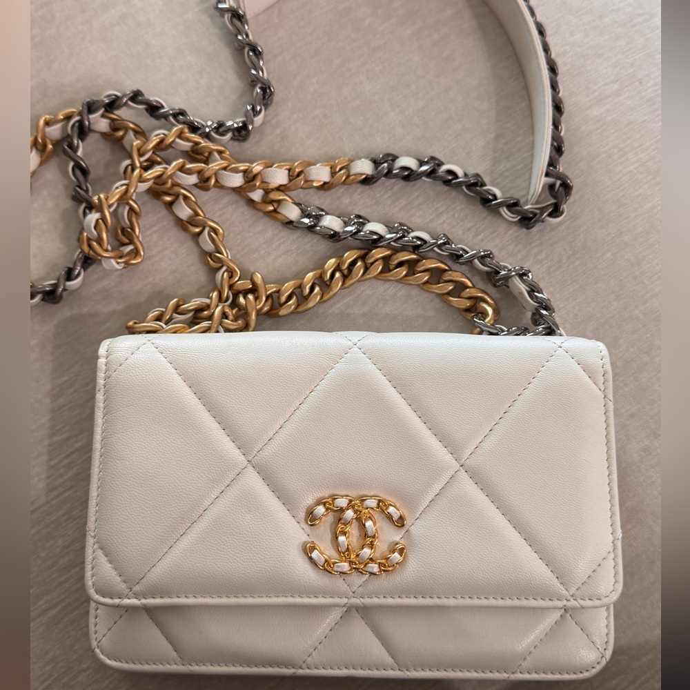 Chanel 19 WOC ivory quilted leather Wallet on Chain mixed metal CC Crossbody - Picture 2 of 7